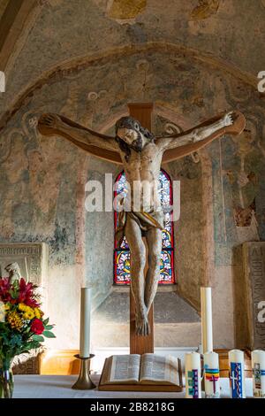 Croce con Gesù Cristo in una piccola chiesa in Germania Foto Stock