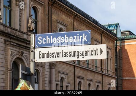 Direzione lettere di segno a Schlossbezirk e Bundesverfassungsgericht, BGH, engl. Corte federale di giustizia della Germania Foto Stock