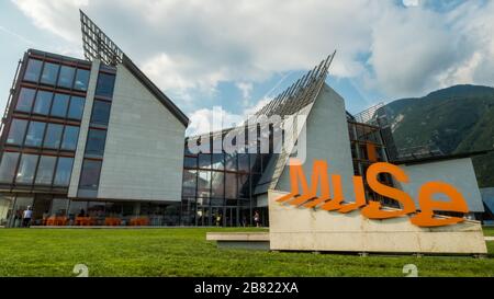 Trento 2019. Ingresso principale del Museo della Scienza, o MUSE. Siamo in una calda giornata estiva e il museo è una destinazione per centinaia di turisti al giorno. Foto Stock