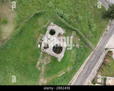 Vista aerea antichi bagni turchi bizantini rovine nella città di Paramythia vicino a igoumenitsa thesprotia, epirus, 1 di 6 rimanenti in Grecia. Foto Stock