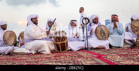 Danza folcloristica tradizionale del Qatar (Ardah dance) nel villaggio culturale di Katara, Doha-Qatar Foto Stock