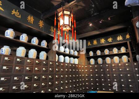 Cina Shanghai Zhujiajiao negozio di medicina d'antiquariato con medicinali alle erbe Foto Stock