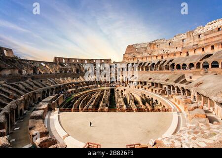 Colosseo interno con un uomo - Roma Foto Stock