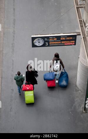 Viaggiatori presso la piattaforma AVE. Stazione ferroviaria Puerta de Atocha, Madrid, Spagna. Foto Stock