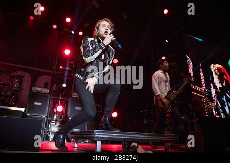 Copenaghen, Danimarca. 25 agosto 2017. La band pop rock australiana 5 Seconds of Summer ha tenuto un concerto dal vivo a Tivoli a Copenaghen. Qui il cantante e chitarrista Luke Hemmings è visto dal vivo sul palco. (Photo credit: Gonzales Photo - Rod Clemen). Foto Stock