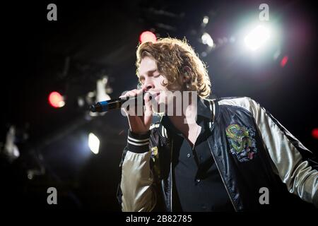 Copenaghen, Danimarca. 25 agosto 2017. La band pop rock australiana 5 Seconds of Summer ha tenuto un concerto dal vivo a Tivoli a Copenaghen. Qui il cantante e chitarrista Luke Hemmings è visto dal vivo sul palco. (Photo credit: Gonzales Photo - Rod Clemen). Foto Stock