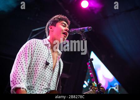 Copenaghen, Danimarca. 25 agosto 2017. La band pop rock australiana 5 Seconds of Summer ha tenuto un concerto dal vivo a Tivoli a Copenaghen. Qui il cantante e bassista Calum Hood è visto dal vivo sul palco. (Photo credit: Gonzales Photo - Rod Clemen). Foto Stock