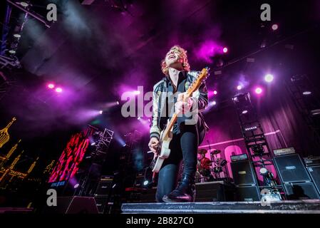 Copenaghen, Danimarca. 25 agosto 2017. La band pop rock australiana 5 Seconds of Summer ha tenuto un concerto dal vivo a Tivoli a Copenaghen. Qui il cantante e chitarrista Luke Hemmings è visto dal vivo sul palco. (Photo credit: Gonzales Photo - Rod Clemen). Foto Stock