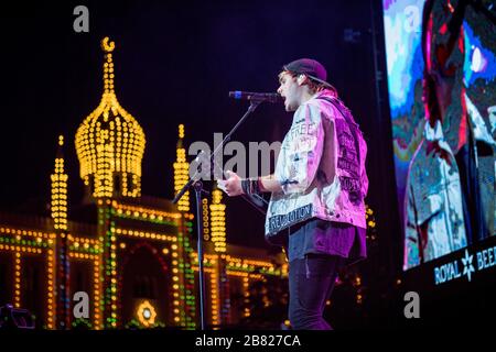 Copenaghen, Danimarca. 25 agosto 2017. La band pop rock australiana 5 Seconds of Summer ha tenuto un concerto dal vivo a Tivoli a Copenaghen. Qui il cantante e chitarrista Michael Clifford è visto dal vivo sul palco. (Photo credit: Gonzales Photo - Rod Clemen). Foto Stock