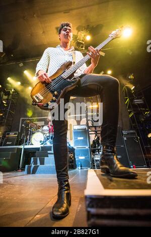 Copenaghen, Danimarca. 25 agosto 2017. La band pop rock australiana 5 Seconds of Summer ha tenuto un concerto dal vivo a Tivoli a Copenaghen. Qui il cantante e bassista Calum Hood è visto dal vivo sul palco. (Photo credit: Gonzales Photo - Rod Clemen). Foto Stock