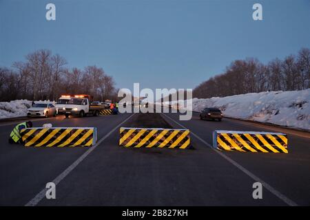 (200319) -- NUR-Sultan, 19 marzo 2020 (Xinhua) -- i poliziotti kazaki installano barriere al checkpoint a Nur-Sultan, Kazakhstan, 18 marzo 2020. Kazakhstan ha bloccato le sue due città più grandi Nur-Sultan e Almaty dal marzo 19 per impedire la diffusione del COVID-19 ad altre parti del paese, la commissione di emergenza statale ha annunciato martedì. Il Kazakistan ha registrato 32 casi di coronavirus a partire da martedì, tutti riportati in Nur-Sultan e Almaty. (Foto di Kalizhan Ospanov/Xinhua) Foto Stock