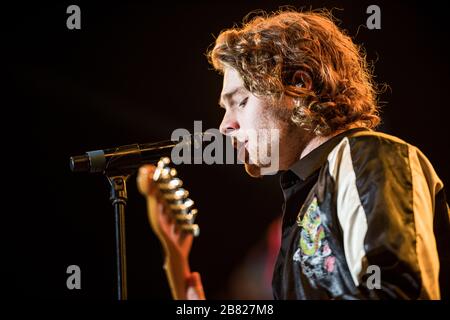 Copenaghen, Danimarca. 25 agosto 2017. La band pop rock australiana 5 Seconds of Summer ha tenuto un concerto dal vivo a Tivoli a Copenaghen. Qui il cantante e chitarrista Luke Hemmings è visto dal vivo sul palco. (Photo credit: Gonzales Photo - Rod Clemen). Foto Stock