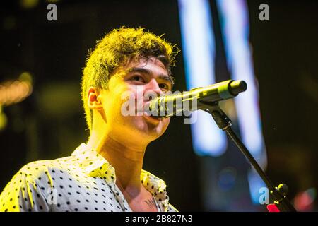 Copenaghen, Danimarca. 25 agosto 2017. La band pop rock australiana 5 Seconds of Summer ha tenuto un concerto dal vivo a Tivoli a Copenaghen. Qui il cantante e bassista Calum Hood è visto dal vivo sul palco. (Photo credit: Gonzales Photo - Rod Clemen). Foto Stock