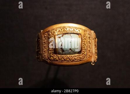 Tesori della tomba di Tutankhamon; braccialetto d'oro con pietra verde, gioielli dalla tomba del faraone Tutankhamen, antico Egitto Foto Stock