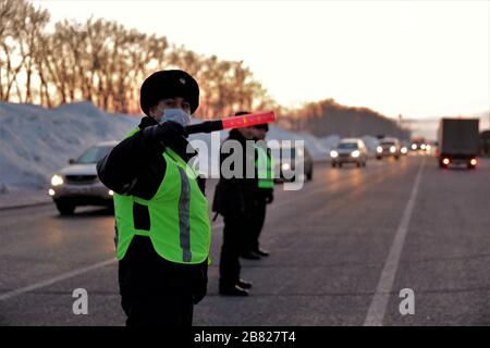 (200319) -- NUR-Sultan, 19 marzo 2020 (Xinhua) -- poliziotti kazaki dirigono il traffico ad un checkpoint a Nur-Sultan, Kazakhstan, 18 marzo 2020. Kazakhstan ha bloccato le sue due città più grandi Nur-Sultan e Almaty dal marzo 19 per impedire la diffusione del COVID-19 ad altre parti del paese, la commissione di emergenza statale ha annunciato martedì. Il Kazakistan ha registrato 32 casi di coronavirus a partire da martedì, tutti riportati in Nur-Sultan e Almaty. (Foto di Kalizhan Ospanov/Xinhua) Foto Stock