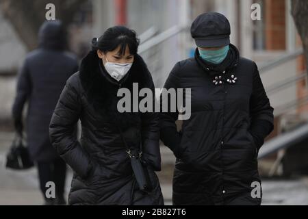 (200319) -- NUR-Sultan, 19 marzo 2020 (Xinhua) -- le persone che indossano la maschera sono viste in Nur-Sultan, Kazakhstan, 18 marzo 2020. Kazakhstan ha bloccato le sue due città più grandi Nur-Sultan e Almaty dal marzo 19 per impedire la diffusione del COVID-19 ad altre parti del paese, la commissione di emergenza statale ha annunciato martedì. Il Kazakistan ha registrato 32 casi di coronavirus a partire da martedì, tutti riportati in Nur-Sultan e Almaty. (Foto di Kalizhan Ospanov/Xinhua) Foto Stock