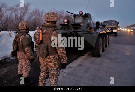 (200319) -- NUR-Sultan, 19 marzo 2020 (Xinhua) -- soldati delle forze armate kazake stanno la guardia al checkpoint a Nur-Sultan, Kazakhstan, 18 marzo 2020. Kazakhstan ha bloccato le sue due città più grandi Nur-Sultan e Almaty dal marzo 19 per impedire la diffusione del COVID-19 ad altre parti del paese, la commissione di emergenza statale ha annunciato martedì. Il Kazakistan ha registrato 32 casi di coronavirus a partire da martedì, tutti riportati in Nur-Sultan e Almaty. (Foto di Kalizhan Ospanov/Xinhua) Foto Stock