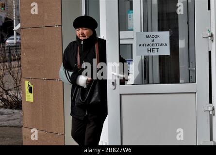 (200319) -- NUR-Sultan, 19 marzo 2020 (Xinhua) -- una nota mostra che maschere e disinfettanti sono esauriti è pubblicato sulla porta di una farmacia a Nur-Sultan, Kazakhstan, 18 marzo 2020. Kazakhstan ha bloccato le sue due città più grandi Nur-Sultan e Almaty dal marzo 19 per impedire la diffusione del COVID-19 ad altre parti del paese, la commissione di emergenza statale ha annunciato martedì. Il Kazakistan ha registrato 32 casi di coronavirus a partire da martedì, tutti riportati in Nur-Sultan e Almaty. (Foto di Kalizhan Ospanov/Xinhua) Foto Stock