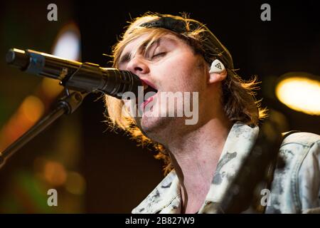 Copenaghen, Danimarca. 25 agosto 2017. La band pop rock australiana 5 Seconds of Summer ha tenuto un concerto dal vivo a Tivoli a Copenaghen. Qui il cantante e chitarrista Michael Clifford è visto dal vivo sul palco. (Photo credit: Gonzales Photo - Rod Clemen). Foto Stock