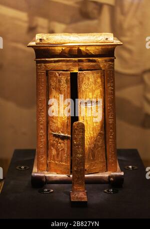 Tesoro della tomba di Tutankhamun; statua in legno dorato e santuario della statua della tomba di Tutankhamuns, antichi tesori egiziani dell'antico Egitto Foto Stock