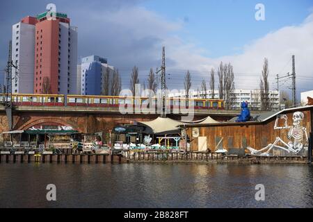 Berlino, Germania. 19 Mar 2020. Vista dell'area esterna del club 'Kater Blau'. Il dipartimento di sanità pubblica di Friedrichshain-Kreuzberg ha segnalato un caso confermato di coronavirus, che può essere riportato a un visitatore del club 'Kater Blau'. Credit: Jörg Carstensen/dpa/ZB/dpa/Alamy Live News Foto Stock