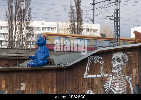 Berlino, Germania. 19 Mar 2020. Vista dell'area esterna del club 'Kater Blau'. Il dipartimento di sanità pubblica di Friedrichshain-Kreuzberg ha segnalato un caso confermato di coronavirus, che può essere riportato a un visitatore del club 'Kater Blau'. Credit: Jörg Carstensen/dpa/ZB/dpa/Alamy Live News Foto Stock