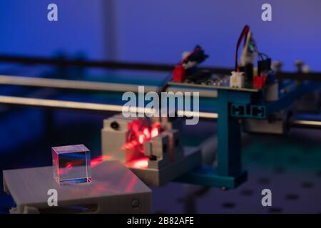 Sistema di sviluppo laser in laboratorio ottico. Studio dei laser i test ottici del laboratorio scientifico Foto Stock