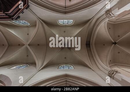 Soffitto della chiesa cattolica di San Nicola, stile gotico, Bruxelles, Belgio Foto Stock