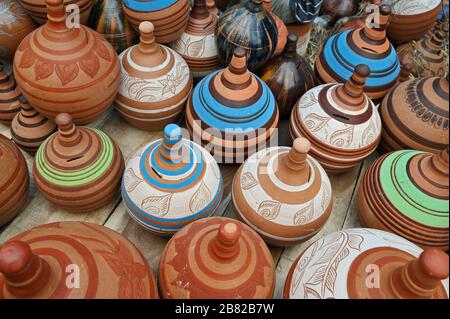 Negozio di ceramiche colorate a causa del 'Jabbar er Boli khela', una competizione di wrestling secolare è una delle tradizioni più antiche della città portuale Foto Stock