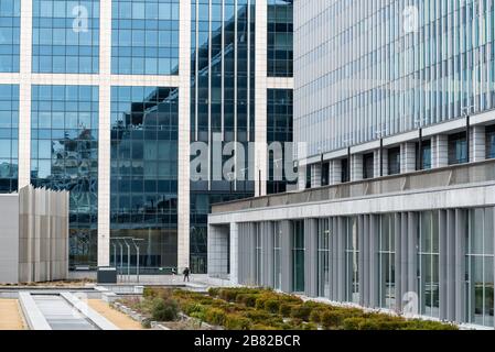 Brussels Business District, Bruxelles Capital Region / Belgio - 02 04 2020: Vista astratta sull'edificio contemporaneo dell'amministrazione federale Foto Stock