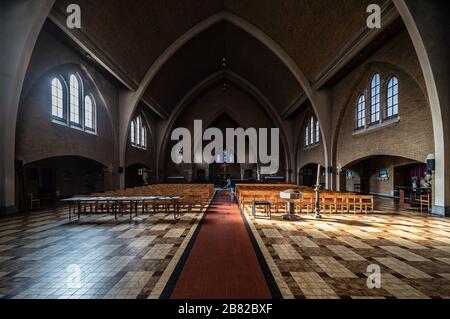 Bruxelles/ Belgio - 07 03 2019: Interiore della chiesa cattolica del sacro cuore con la moderna architettura simmetrica Foto Stock