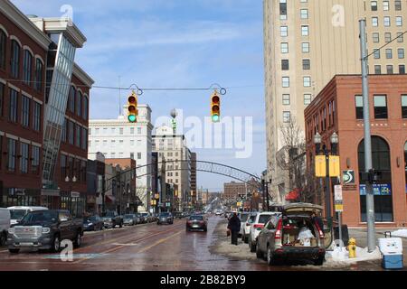 Saginaw Street con traffico in arrivo nel centro di Flint, Michigan in inverno Foto Stock