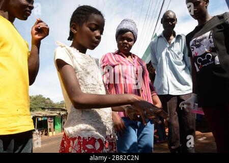 Un residente della baraccopoli di Kibra a Nairobi, il Kenya si lava le mani come misura preventiva contro il covid-19.Kenya il 18 marzo 2020 ha confermato altri tre casi di Coronavirus, portando il numero totale di persone colpite a sette. Foto Stock