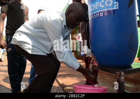 Residente della baraccopoli di Kibra a Nairobi, il Kenya si lava le mani come misura preventiva contro il covid-19.Kenya il 18 marzo 2020 ha confermato altri tre casi di Coronavirus, portando il numero totale di persone colpite a sette. Foto Stock