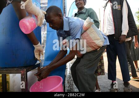 Residente della baraccopoli di Kibra a Nairobi, il Kenya si lava le mani come misura preventiva contro il covid-19.Kenya il 18 marzo 2020 ha confermato altri tre casi di Coronavirus, portando il numero totale di persone colpite a sette. Foto Stock