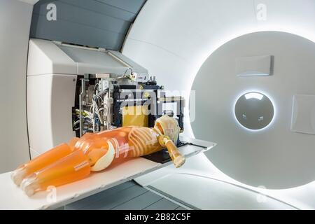 Test fittizio in una sala di trattamento con radioterapia con fascio protonico in ospedale. Uppsala, Svezia. Foto Stock