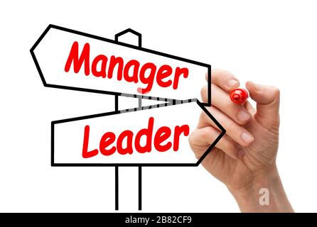 Leader contro Manager. cartello a 2 vie disegnato a mano sulla lavagna con le parole manager e leader Foto Stock