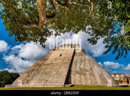 Piramide del Adivino (maghi casa), le rovine maya di Uxmal consentono al sito archeologico, la penisola dello Yucatan, Messico Foto Stock