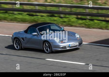 2004 argento Porsche Boxster S Anniversary EDT; traffico veicolare nel Regno Unito, trasporto, veicoli in movimento, veicolo, Strade, motori, motorizzazione sull'autostrada M6 Foto Stock