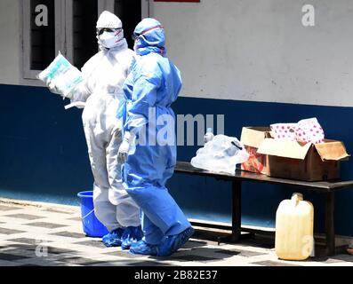 Kochi, India. 19 Mar 2020. I medici che indossano tute protettive sono visti al di fuori di uno speciale reparto di isolamento di un ospedale a Kochi, Kerala, India, 19 marzo 2020. Credit: Str/Xinhua/Alamy Live News Foto Stock