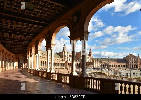 Archi negli edifici di Plaza de España a Siviglia Foto Stock