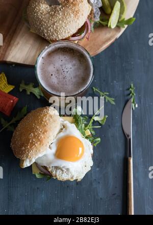 Vista dall'alto di un hamburger vegano quorn con un uovo fritto in cima. Foto Stock