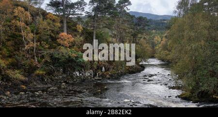 Glen Affric, Beauly, Highland, Scozia, Regno Unito. 24/09/19. I colori autunnali iniziano a prendere piede mentre il fiume Affric lascia il lago. Foto Stock