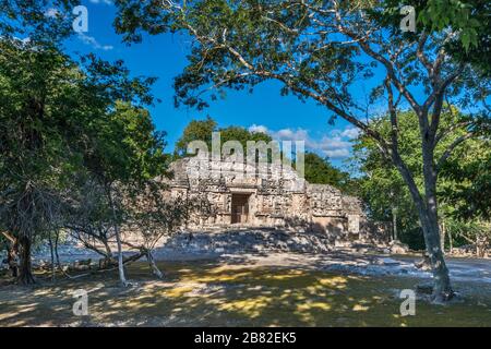 Palacio Principal, rovine Maya al sito archeologico di Hochob, vicino a Chencoh, penisola dello Yucatan, Campeche, Messico Foto Stock