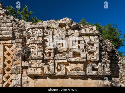 Dettaglio del lavoro di pietra al Palacio Principal, rovine Maya al sito archeologico di Hochob, vicino a Chencoh, Penisola di Yucatan, Campeche stato, Messico Foto Stock