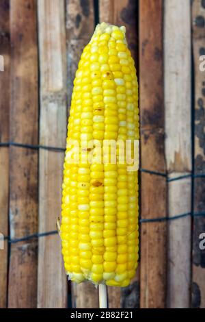 Mais sulla pannocchia venduto come cibo di strada Foto Stock