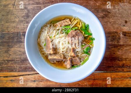 Zuppa di noodle con manzo stufato dall'alto Foto Stock