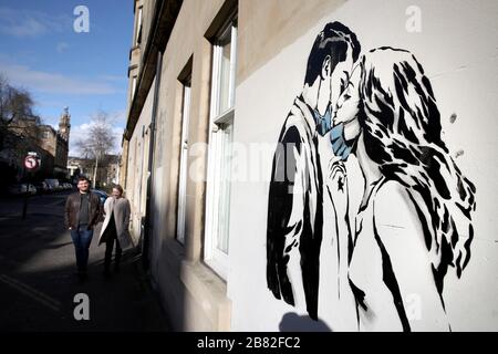 Un pezzo d'arte dell'artista, conosciuto come l'orso ribelle, è apparso su un muro di Bank Street a Glasgow. La nuova aggiunta all'arte di strada di Glasgow sta catturando la crisi globale di Coronavirus. Il pezzo presenta una donna e un uomo che si tira indietro per darsi un bacio. Foto Stock