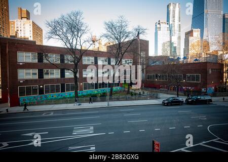 La PS33 chiusa nel quartiere Chelsea di New York lunedì 16 marzo 2020. Il sindaco di New York Bill De Blasio ha chiuso le scuole della città per impedire la diffusione del COVID-19. (© Richard B. Levine) Foto Stock