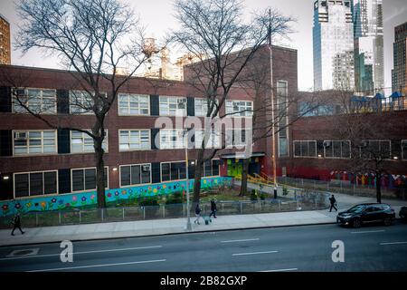 La PS33 chiusa nel quartiere Chelsea di New York lunedì 16 marzo 2020. Il sindaco di New York Bill De Blasio ha chiuso le scuole della città per impedire la diffusione del COVID-19. (© Richard B. Levine) Foto Stock